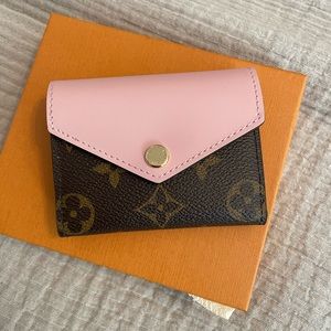 Authentic Louis Vuitton Zoë Wallet in Rose and Monogram Like New